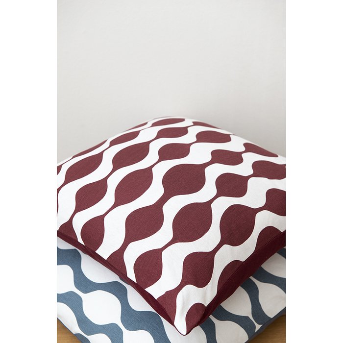 Чехол на подушку Traffic 45х45 бордового цвета - лучшие Чехлы для подушек в INMYROOM