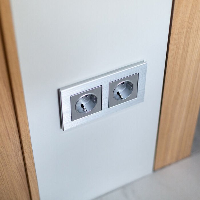 W1171009/ Розетка с заземлением (cеребряный рифленый) W1171009 Встраиваемые механизмы серебряный рифленый - купить Розетки по цене 659