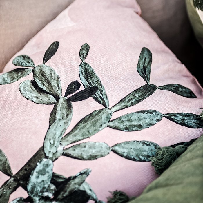 Декоративная подушка Montezuma розового цвета - купить Декоративные подушки по цене 4500.0