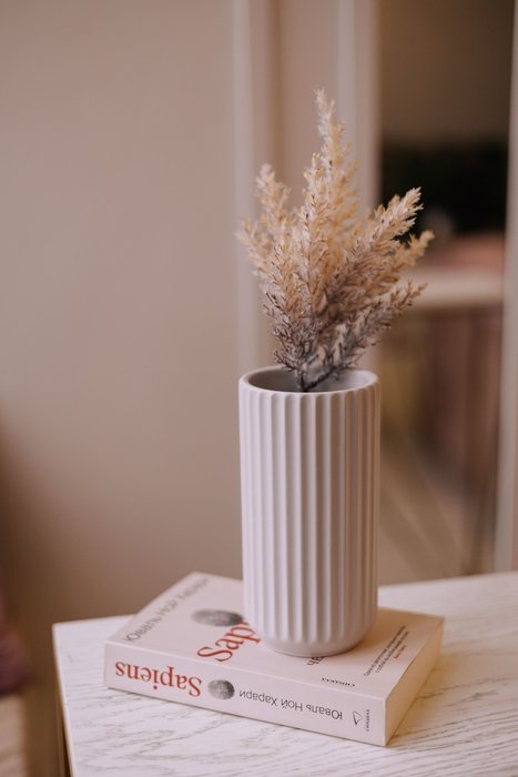 Декоративная ваза Рельеф молочного цвета - купить Вазы  по цене 770.0