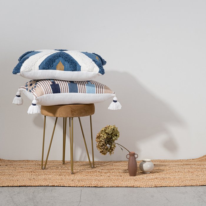 Подушка декоративная с объемным узором Ethnic синего цвета - лучшие Декоративные подушки в INMYROOM