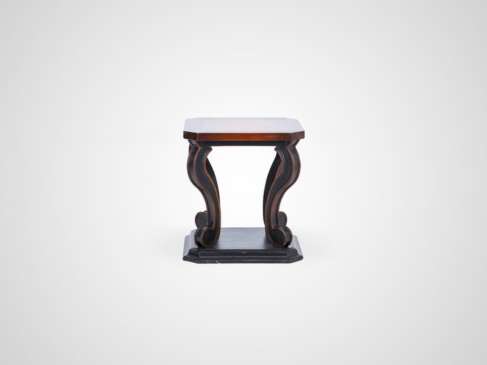 Ламповый столик  из дерева махагони, декорирован старением  66x61x61 см - купить Прикроватные тумбы по цене 55040.0