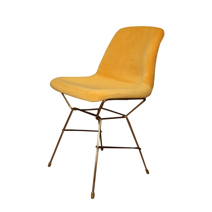 Полубарный стул желтого цвета