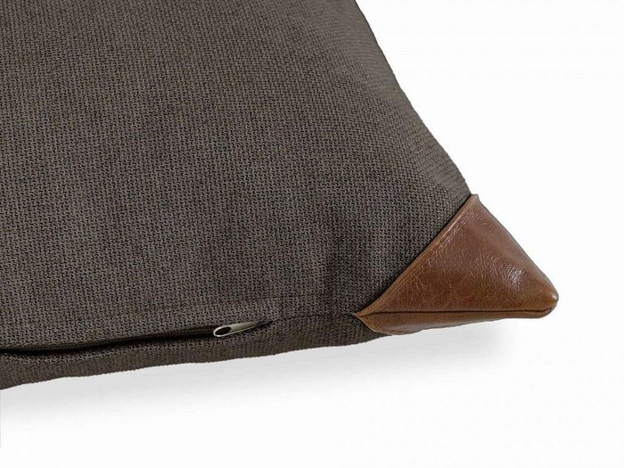 Подушка Chesterfield 60х60 серо-коричневого цвета - лучшие Декоративные подушки в INMYROOM