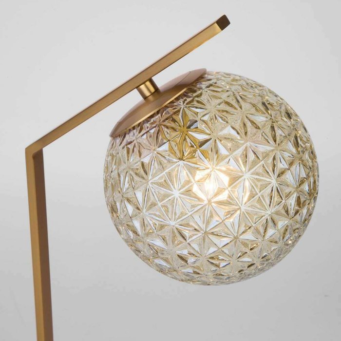 Настольная лампа Shape латунного цвета со стеклянным плафоном - купить Настольные лампы по цене 4900.0