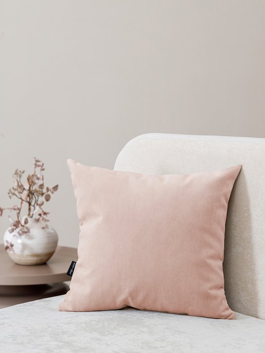 Декоративная подушка Ultra Rose розового цвета - лучшие Декоративные подушки в INMYROOM