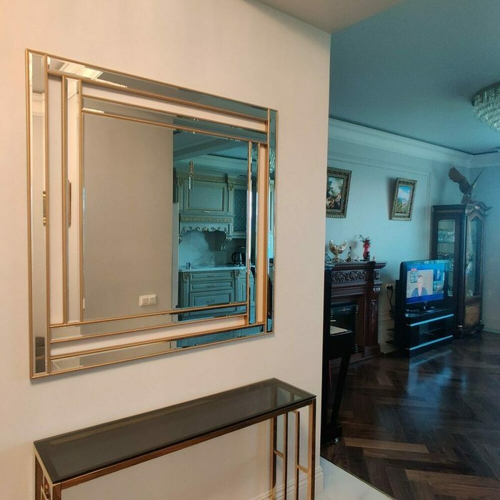 Настенное зеркало Eclipse 90x90 в раме золотого цвета - лучшие Настенные зеркала в INMYROOM
