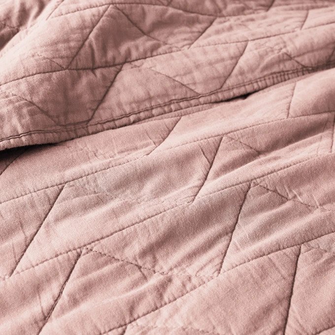 Покрывало Scenario стеганое розового цвета с зигзагообразной прострочкой 230x250  - лучшие Покрывала в INMYROOM