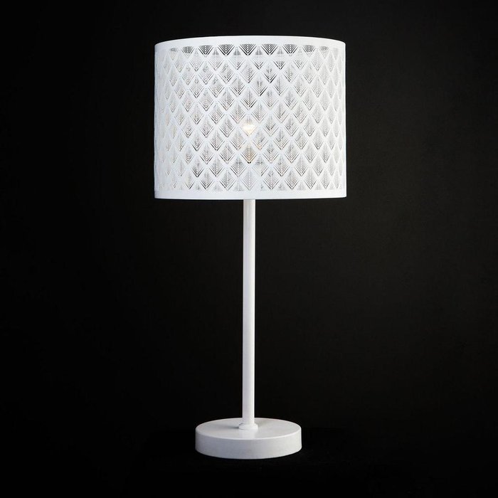Настольная лампа Snowy белого цвета - купить Настольные лампы по цене 4570.0