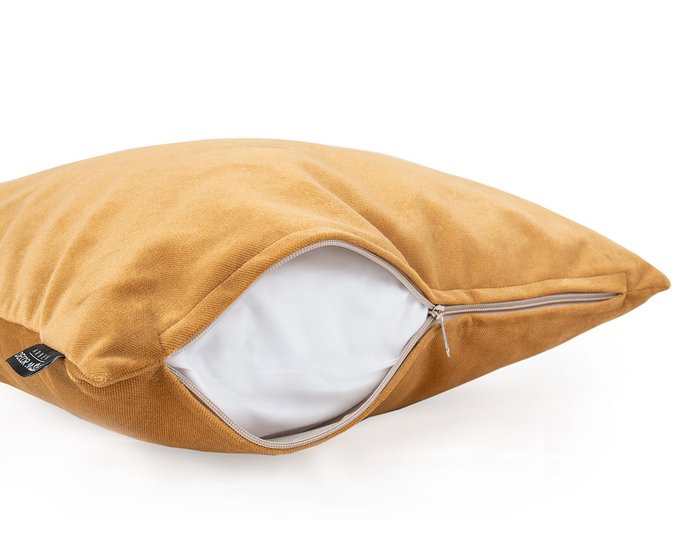 Декоративная подушка Lecco Umber желтого цвета - лучшие Декоративные подушки в INMYROOM