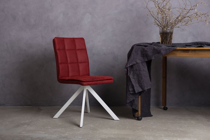 Стул с поворотным механизмом Vela бордового цвета  - лучшие Обеденные стулья в INMYROOM