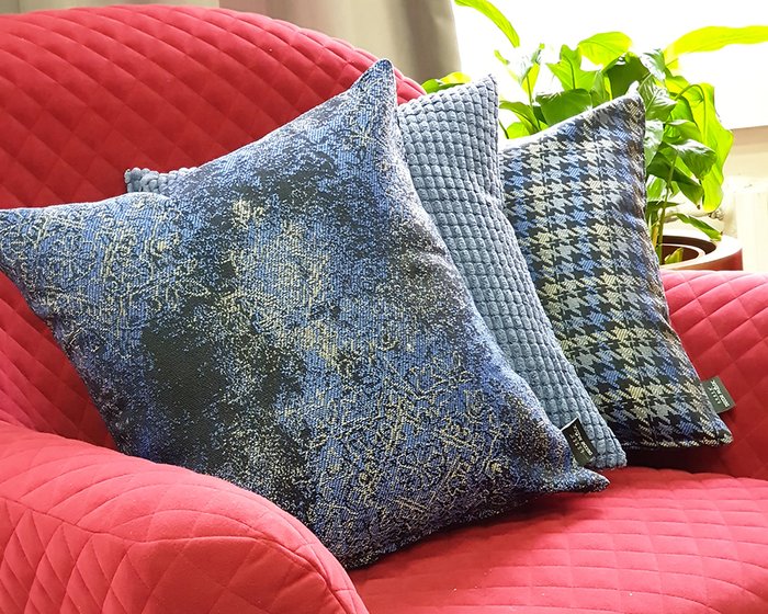 Декоративная подушка Milano Damask Indigo синего цвета - купить Декоративные подушки по цене 890.0