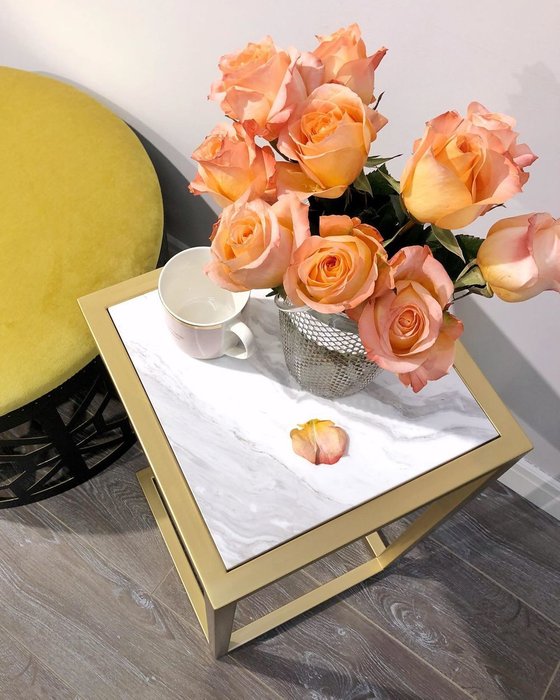 Приставной столик золотистого цвета со светлой столешницей  - лучшие Кофейные столики в INMYROOM