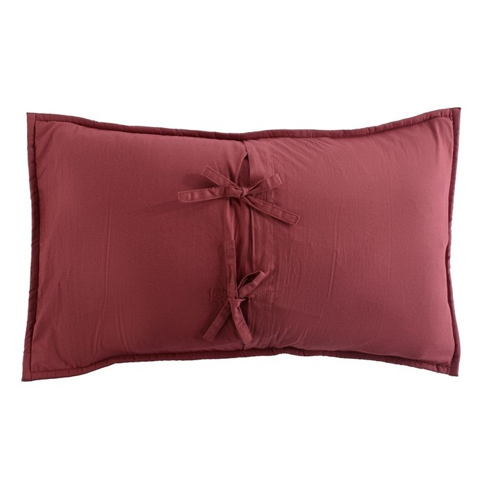 Чехол на подушку бархатный Хвойное утро бордового цвета - лучшие Декоративные подушки в INMYROOM