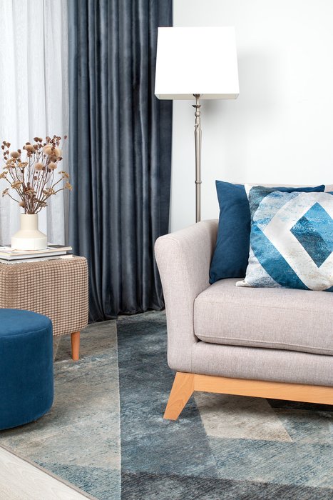 Декоративная подушка Verto синего цвета - лучшие Декоративные подушки в INMYROOM