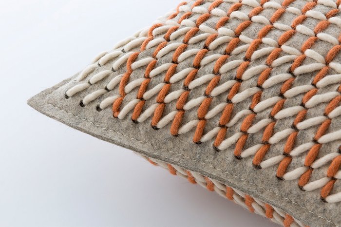 Квадратная подушка Canevas Geo Cora кораллового цвета - купить Декоративные подушки по цене 13990.0