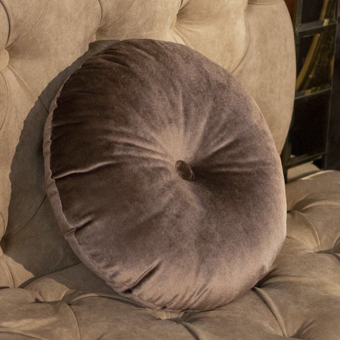 Подушка декоративная Вельвет коричневого цвета - лучшие Декоративные подушки в INMYROOM