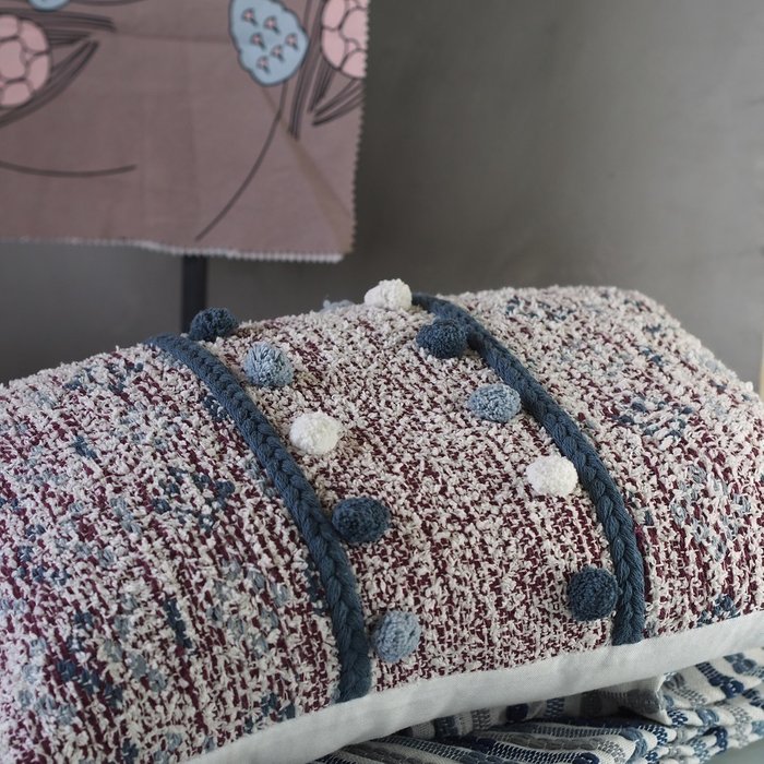 Подушка декоративная с помпонами и кисточками - купить Декоративные подушки по цене 2450.0