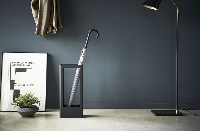 Подставка для зонтов Tower черного цвета - лучшие Подставки для зонтов в INMYROOM