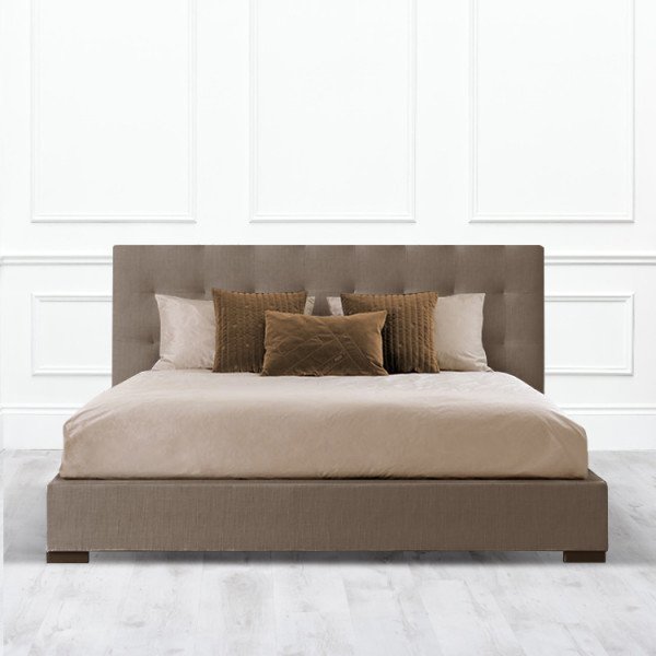 Кровать Irvine из массива с обивкой коричневого цвета - купить Кровати для спальни по цене 78871.0