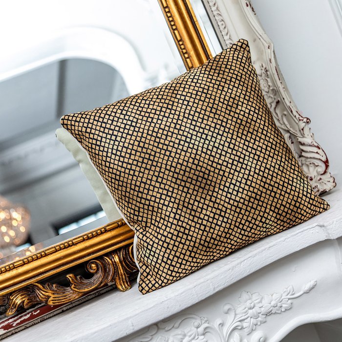Интерьерная подушка Кобра черно-золотого цвета - лучшие Декоративные подушки в INMYROOM