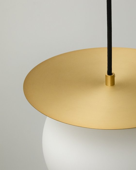 Подвесной светильник Brisia 20 из металла в латунной отделке со стеклянным плафоном  - купить Подвесные светильники по цене 18990