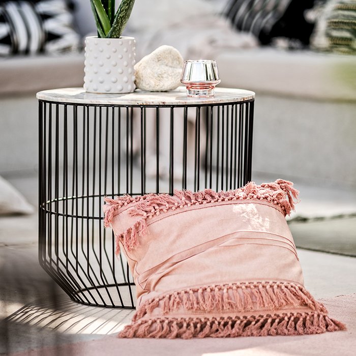 Декоративная подушка Chidike розового цвета - купить Декоративные подушки по цене 2650.0
