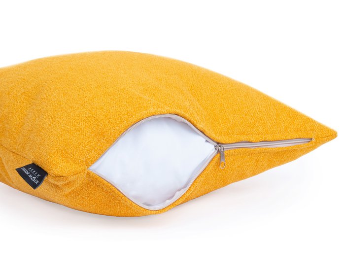 Декоративная подушка Bjork Mustard желтого цвета - лучшие Декоративные подушки в INMYROOM