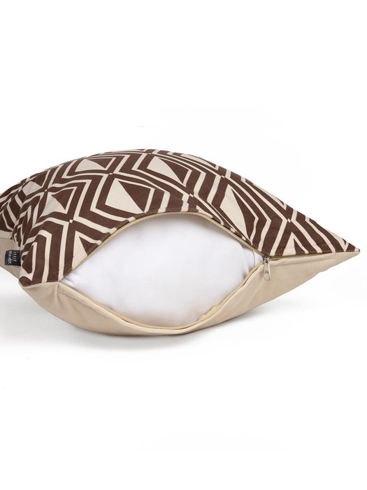 Декоративная подушка Akra коричневого цвета - лучшие Декоративные подушки в INMYROOM