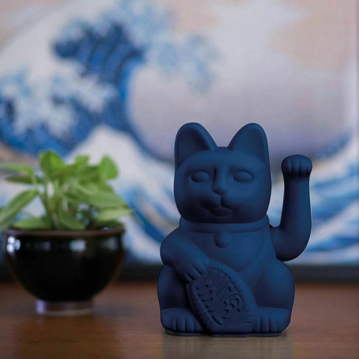 Декоративная фигурка-статуэтка Lucky Cat М темно-синего цвета - купить Фигуры и статуэтки по цене 3141.0