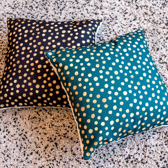 Интерьерная подушка Пятнистая изумрудного цвета - купить Декоративные подушки по цене 2000.0