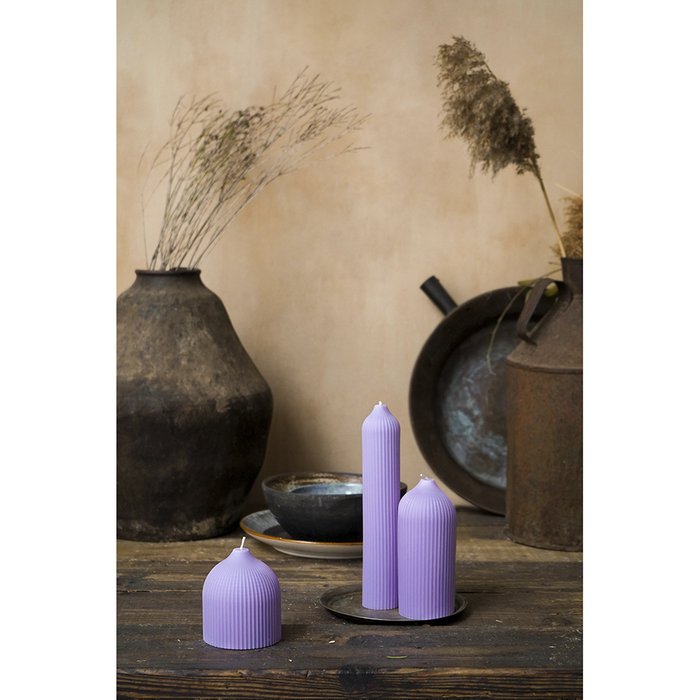 Свеча декоративная из коллекции Edge сиреневого цвета - лучшие Свечи в INMYROOM