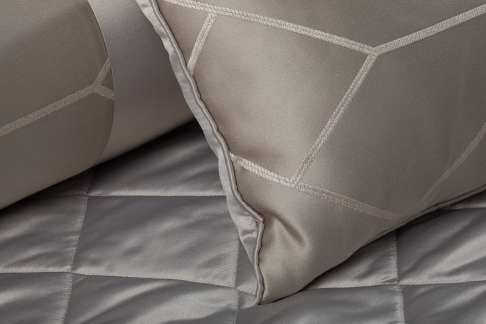 Комплект Desideria из покрывала с саше и подушками   - лучшие Покрывала в INMYROOM