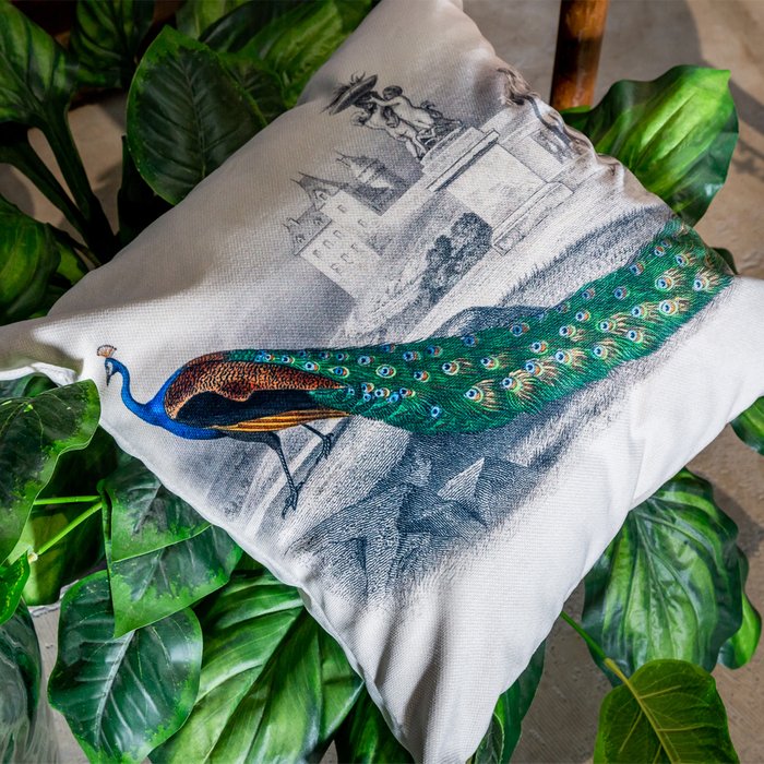 Интерьерная подушка Величественно окрашенный портрет павлина (версия 4) - лучшие Декоративные подушки в INMYROOM