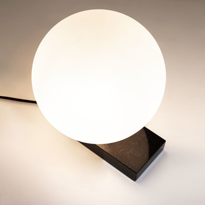 Настольная лампа Manz с белым плафоном - купить Настольные лампы по цене 10990.0