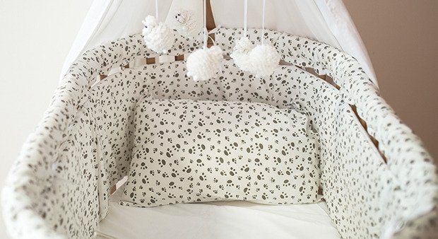Тканевые накладки на бортики в детскую кроватку "Лапки" сатин - купить Аксессуары для детских кроваток по цене 1254.0