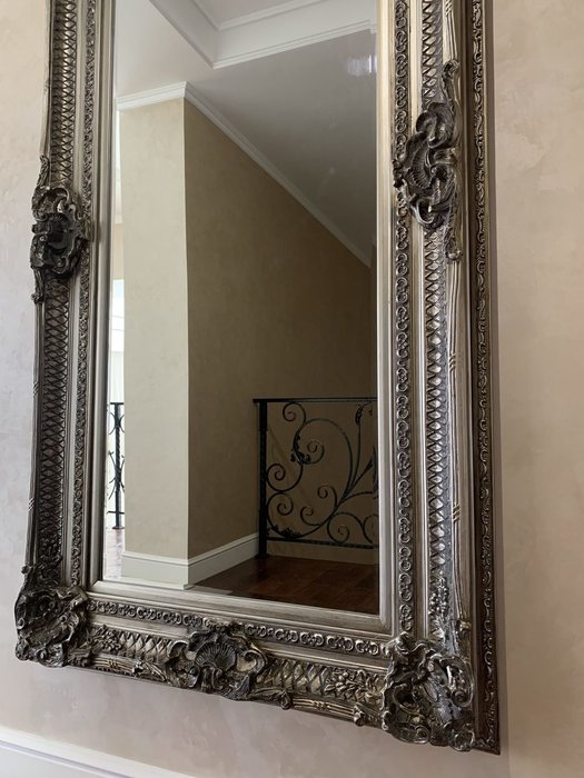 Настенное зеркало Antique в раме серебряного цвета - лучшие Настенные зеркала в INMYROOM