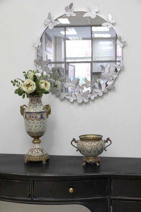 Зеркало настенное 65х65 с бабочками серебряного цвета - купить Настенные зеркала по цене 10550.0