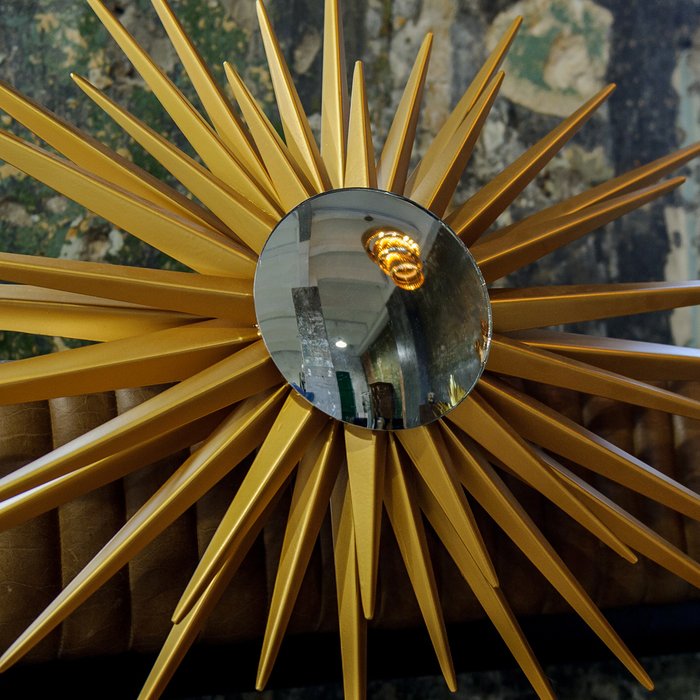 Декоративное настенное зеркало Глория (fish-eye) в раме золотистого цвета - лучшие Настенные зеркала в INMYROOM