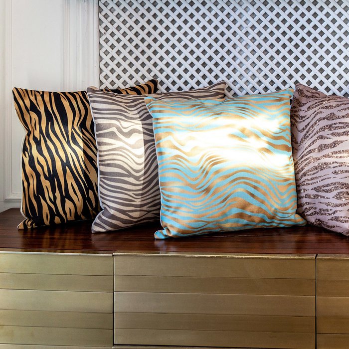 Интерьерная подушка Зебра черно-золтого цвета 45х45 - лучшие Декоративные подушки в INMYROOM