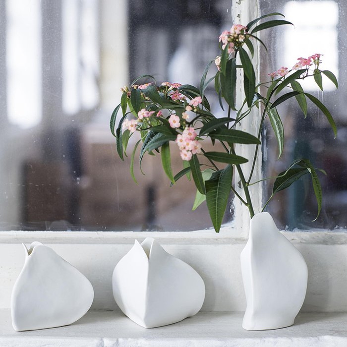 Фарфоровая ваза Roos белого цвета - лучшие Вазы  в INMYROOM