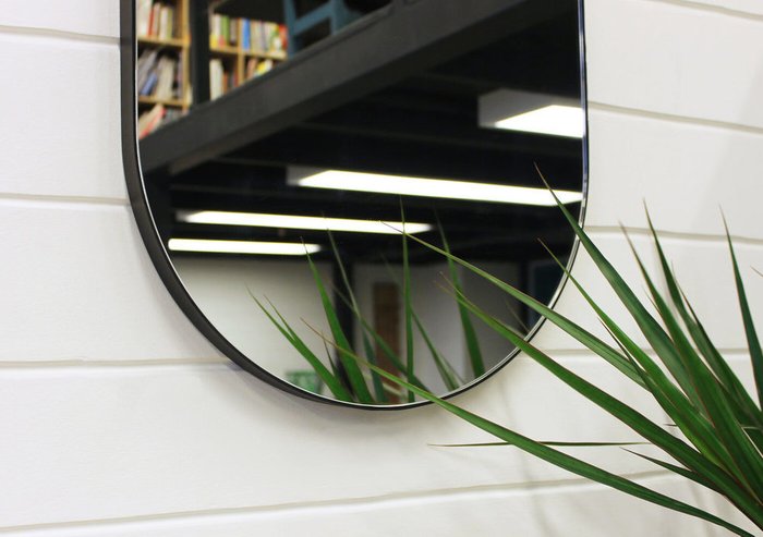 Овальное настенное зеркало Ippo в ремне из натуральной кожи    - купить Настенные зеркала по цене 14500.0