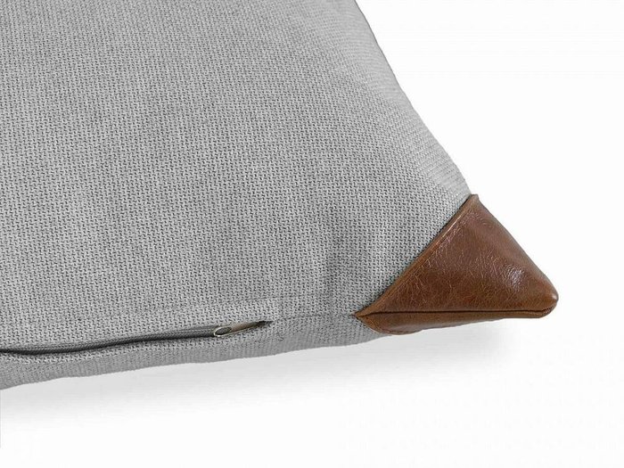 Подушка Chesterfield 60х60 светло-серого цвета - лучшие Декоративные подушки в INMYROOM