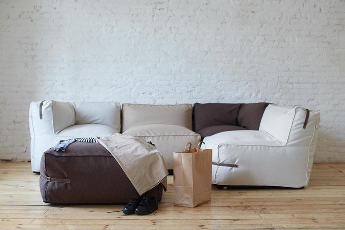 Модульный диван с декоративными ремешками