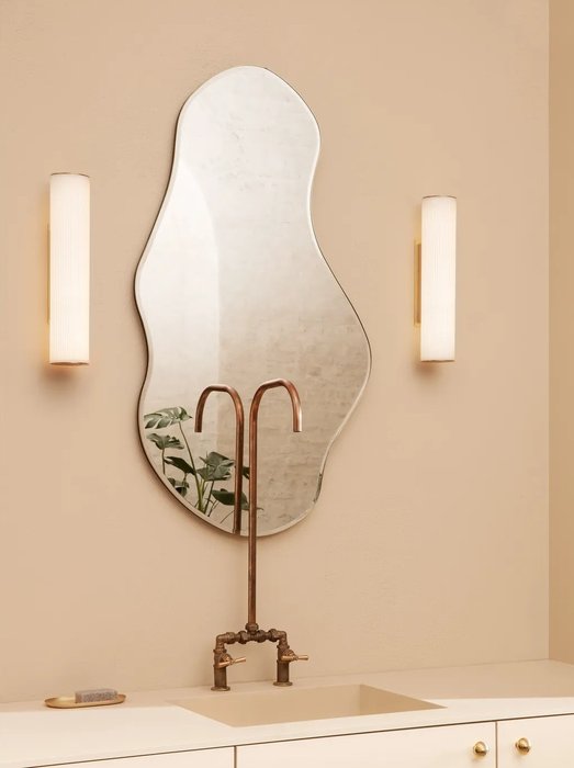 Настенное зеркало Lake в раме золотого цвета - лучшие Настенные зеркала в INMYROOM