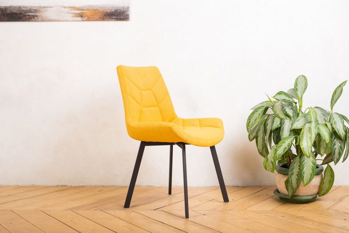 Стул Atria желтого цвета с черными ножками - лучшие Обеденные стулья в INMYROOM