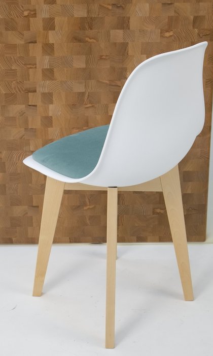 Стул Сашш бело-бирюзового цвета с бежевыми ножками - лучшие Обеденные стулья в INMYROOM