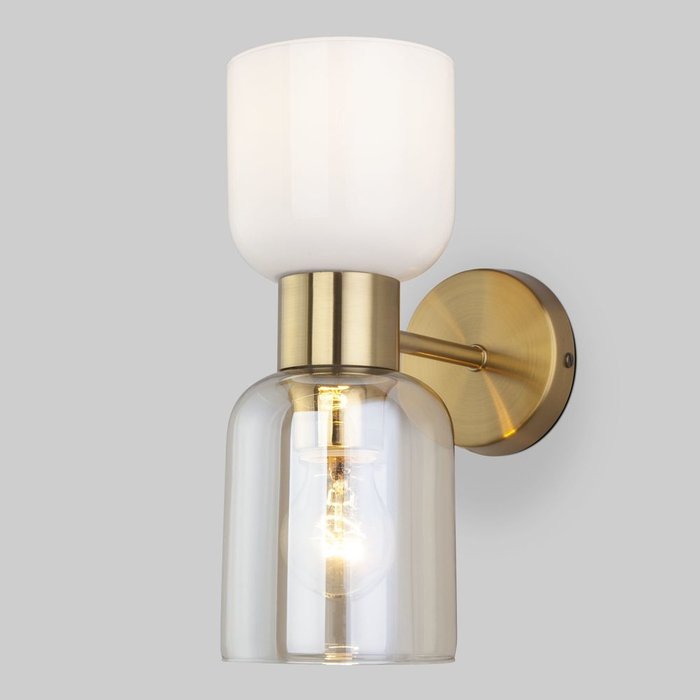 Настенный светильник Tandem бело-латунного цвета со стеклянным плафоном  - лучшие Бра и настенные светильники в INMYROOM