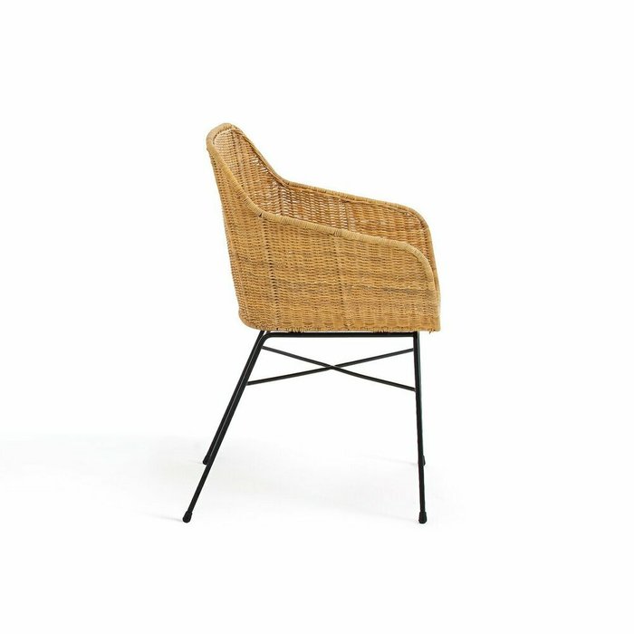 Стул с подлокотниками из плетеного ротанга и металла Melawi бежевого цвета - лучшие Обеденные стулья в INMYROOM