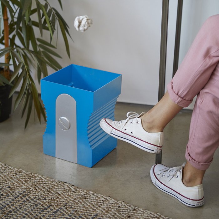 Корзина для бумаг Sharpener синего цвета - лучшие Аксессуары для офиса в INMYROOM Корзина для бумаг Sharpener синего цвета - лучшие Аксессуары для офиса в INMYROOM
